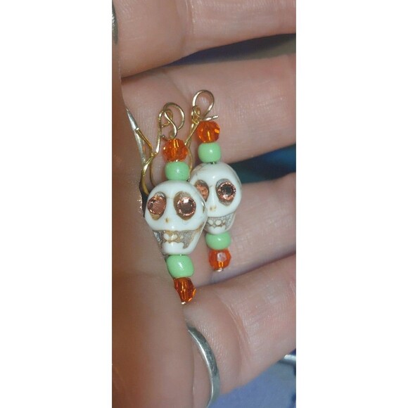 Halloween howlite skull earrings with uranium rhinestones and uv reactive beads - Picture 9 of 12